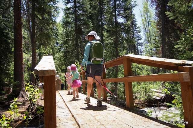 family hiking in Uintas