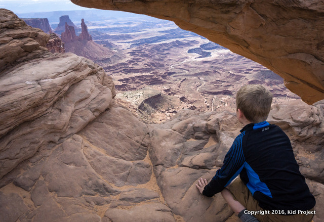 Hiking Mesa Arch, kid friendly
