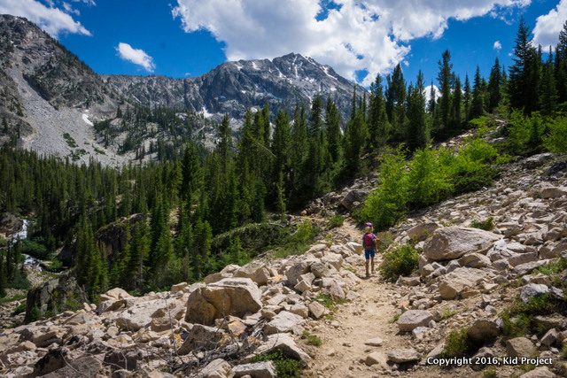 Family hiking in the SAwtooths of Idaho