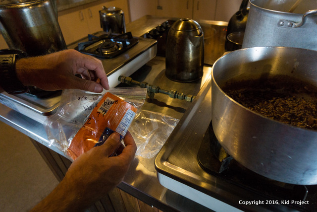 When we backpacking into the Conrad Kain Hut in the Bugaboos- we shaped a kitchen and food storage with 35 other people. We needs a way to organize our food and identify it!